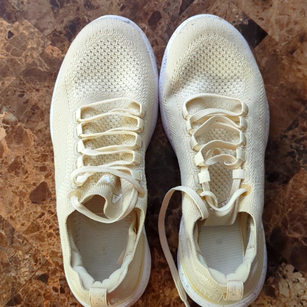 apl beige sneakers very good condition no spots